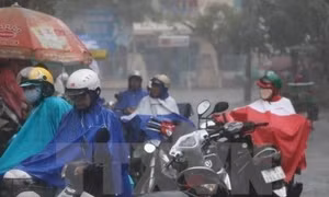 Nhiều khu vực mưa dông, nguy cơ sạt lở đất vùng núi Bắc bộ và tố lốc tại Nam bộ