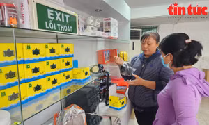 Mặt nạ chống khói, thang dây 'cháy' hàng 