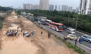 Va chạm giữa hai xe ô tô gây ùn ứ tuyến Đại lộ Thăng Long (Hà Nội)