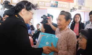 Phó Chủ tịch Thường trực Quốc hội Tòng Thị Phóng tặng quà 'Tết yêu thương' cho nhân dân các xã ven biển Hà Tĩnh
