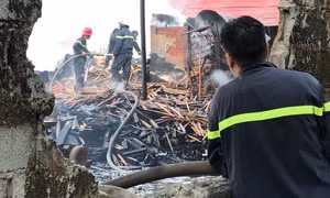 Xưởng gỗ bị thiêu rụi sau tiếng nổ lớn