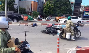 Xe khách đâm hàng loạt xe máy, 5 người bị thương