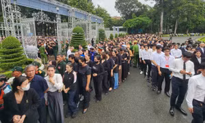 Người dân xếp hàng dài chờ viếng Tổng Bí thư Nguyễn Phú Trọng tại TP Hồ Chí Minh