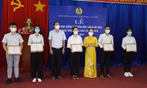 Trao học bổng Nguyễn Đức Cảnh và quà Trung Thu cho con người lao động có hoàn cảnh khó khăn