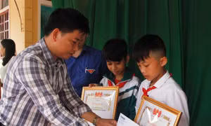 Khen thưởng hai học sinh dũng cảm cứu người