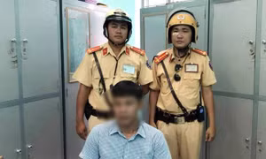 Bắt giữ đối tượng tình nghi trộm điện thoại khi mang đến tiệm cầm đồ