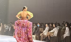Lạ mắt với những bộ sưu tập thời trang thiết kế từ cà phê, than dừa, vỏ hàu, bạc hà