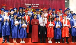 Phó Chủ tịch nước Đặng Thị Ngọc Thịnh dự khai giảng tại Trường Trung học phổ thông Lê Quý Đôn