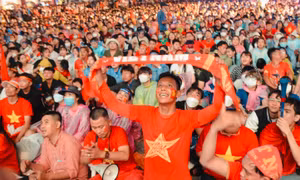 Cổ động viên TP Hồ Chí Minh đội mưa cổ vũ cho đội tuyển U23 Việt Nam