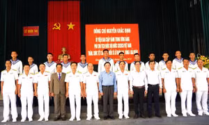 Phó Chủ tịch Quốc hội Nguyễn Khắc Định thăm, chúc Tết cán bộ, chiến sĩ Lữ đoàn 146
