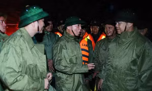 Phó Thủ tướng Trần Hồng Hà kiểm tra công tác ứng phó bão số 10 tại Hà Tĩnh