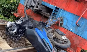 Xe máy va chạm với tàu hỏa khiến 2 người tử vong tại chỗ
