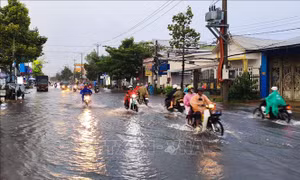 Triều cường ở Cần Thơ vượt báo động 3, mưa to khiến giao thông khó khăn