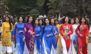 Màn đồng diễn áo dài của sinh viên trong chiều đông Hà Nội