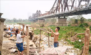 Người dân xóm trọ nghèo ven sông Hồng trở về nhà sau cơn bão, lũ