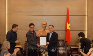 Bảo tàng Mỹ thuật Việt Nam tiếp nhận tranh về Điện Biên Phủ và Hà Nội
