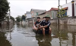 Xã Hoàng Văn Thụ (Chương Mỹ) vẫn ngập trong biển nước