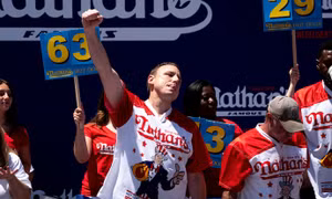 Joey Chestnut lần thứ 15 vô địch cuộc thi ăn hot dog tại Mỹ
