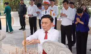 Thường trực Ban Bí thư dâng hương tưởng niệm Tổng Bí thư Trần Phú tại Hà Tĩnh
