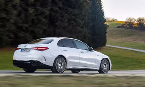 Lần đầu tiên Mercedes-Benz lắp ráp dòng xe AMG C 43 nổi tiếng ở Việt Nam