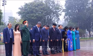 Lãnh đạo thành phố Hà Nội dâng hoa kỷ niệm 108 năm Cách mạng Tháng Mười Nga
