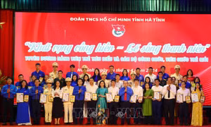 Tuyên dương đảng viên trẻ tiêu biểu và cán bộ, công chức, viên chức trẻ giỏi