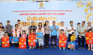 Chuyến tàu mùa Xuân đưa 500 gia đình công nhân về quê đón Tết