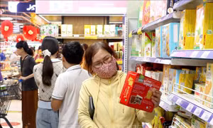 Thị trường hàng hóa ngày 28 Tết sôi động, giá cả vẫn ổn định