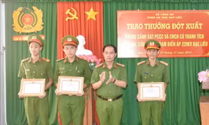 Trao thưởng tập thể, cá nhân có thành tích trong cứu nạn, cứu hộ