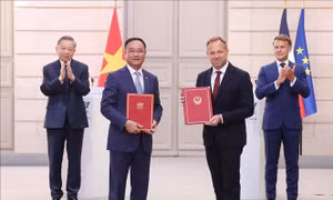 Tổng Bí thư, Chủ tịch nước Tô Lâm và Tổng thống Pháp chứng kiến trao văn kiện hợp tác giữa hai nước