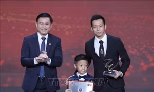 Nguyễn Văn Quyết nhận danh hiệu Cầu thủ xuất sắc nhất V.League 2022