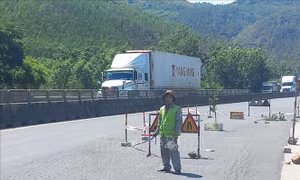 Xuất hiện hố sâu bất thường trên Quốc lộ 1, đoạn qua thị xã Sông Cầu