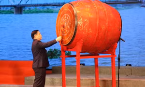 Trưởng Ban Tuyên giáo và Dân vận Trung ương Nguyễn Trọng Nghĩa gióng hồi trống khai mạc Ngày thơ Việt Nam