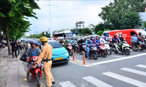 Tuyên truyền quy định về dừng, đỗ phương tiện trên vạch mắt võng tại các giao lộ