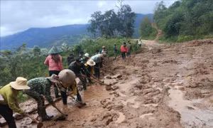 Chung sức nối lại tuyến đường vào thôn bị chia cắt ở Kon Tum