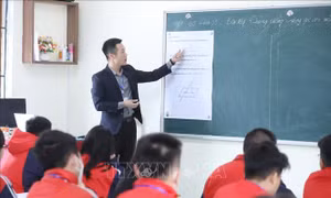 Thông qua đề nghị xây dựng Nghị quyết thí điểm tuyển người có trình độ cao đẳng dạy một số môn học phổ thông