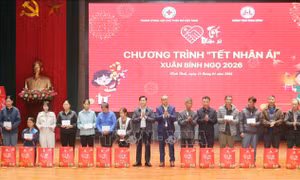 Trao tặng hơn 1.000 phần quà Tết cho người có hoàn cảnh khó khăn