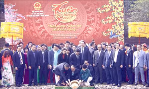 Chủ tịch nước thả cá chép tiễn ông Công, ông Táo tại Hồ sen trong Hoàng thành Thăng Long