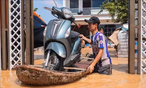 Hà Nội khẩn trương khắc phục sự cố nước tràn mặt đê hữu Cầu ở xã Đa Phúc