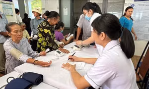Lực lượng quân y khám, phát thuốc miễn phí cho người dân