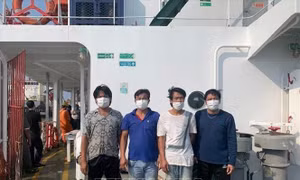 Đại sứ quán Việt Nam tại Thái Lan hỗ trợ 4 thuyền viên của tàu Huy Hoàng gặp nạn