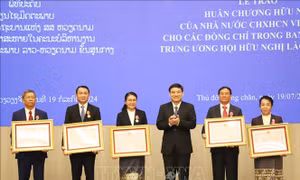 Việt Nam trao tặng Huân chương Hữu nghị cho các thành viên Trung ương Hội Hữu nghị Lào - Việt Nam