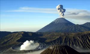 Người dân Indonesia tháo chạy khi núi lửa phun tro bụi dày đặc
