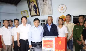 Phó Thủ tướng Nguyễn Chí Dũng thăm và tặng quà các hộ dân bị ảnh hưởng mưa lũ tại Huế