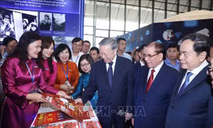 Tổng Bí thư Tô Lâm tham quan các gian trưng bày tại Hội báo toàn quốc 2025
