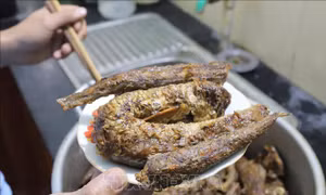 Độc đáo món cá biển kho của ngư dân làng biển dịp Tết