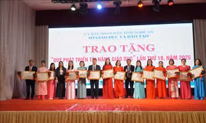 Vinh danh các nhà giáo dành trọn tâm huyết cho sự nghiệp trồng người