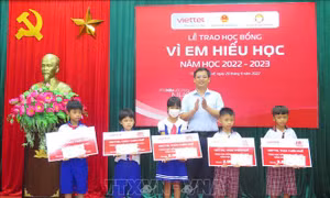 Thừa Thiên - Huế: Trao 420 suất học bổng 'Vì em hiếu học' 