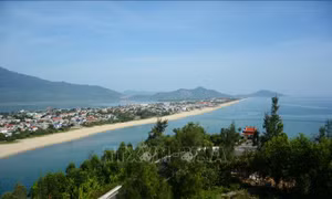 Vẻ đẹp quyến rũ của vịnh Lăng Cô