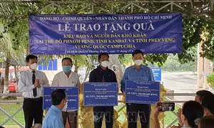 TP Hồ Chí Minh trao tặng 1,5 tỷ đồng hỗ trợ người Campuchia gốc Việt